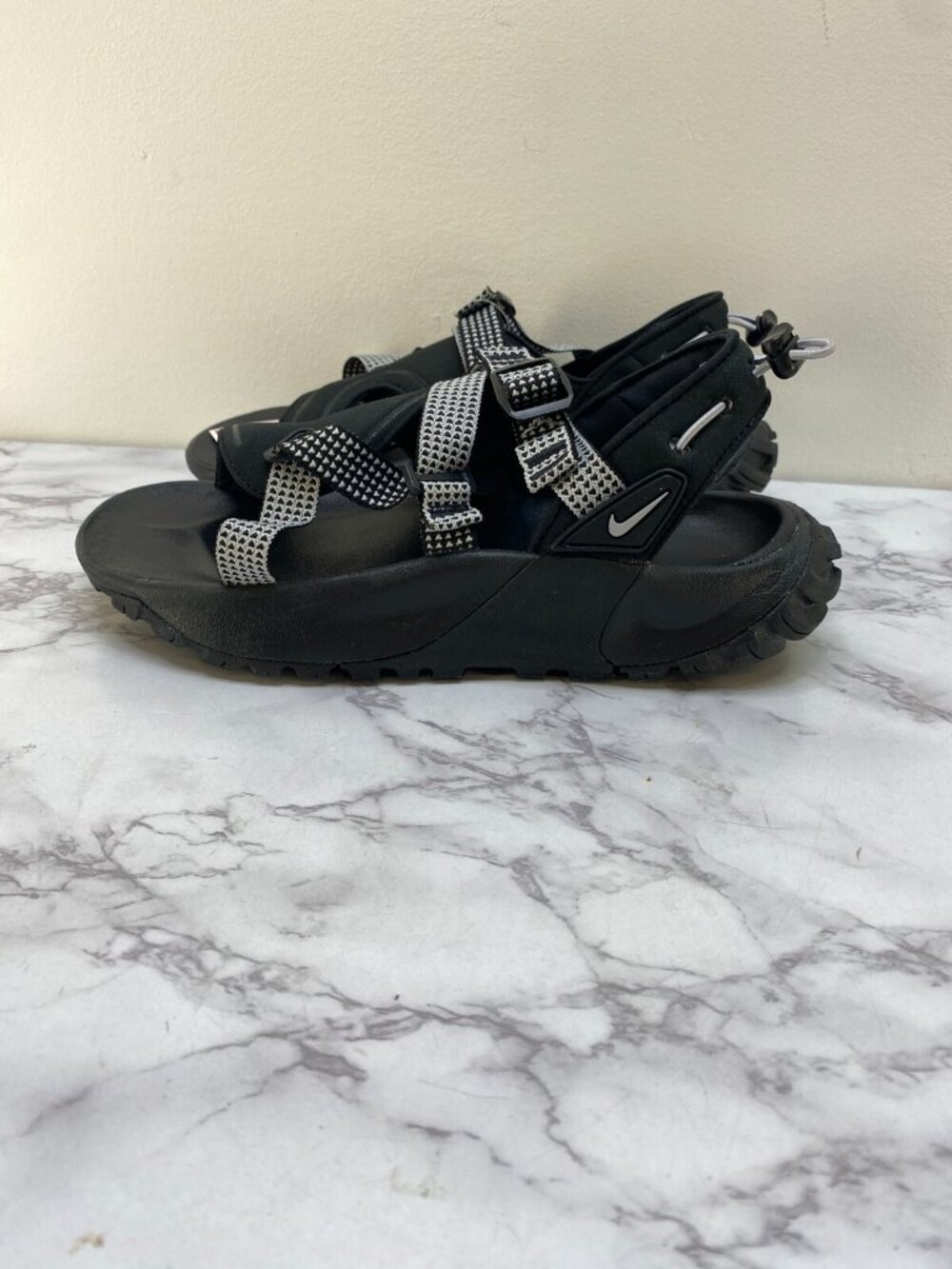Nike Women's Oneonta Trail Black Strap Sandal Sz 7